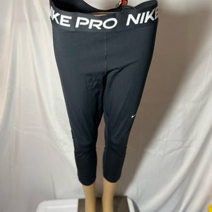Nike Pro Women Midrise crop leggings Black NWT $45